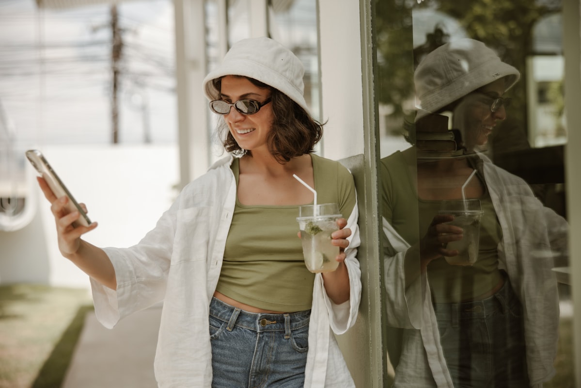 Mujer con piel radiante y saludable